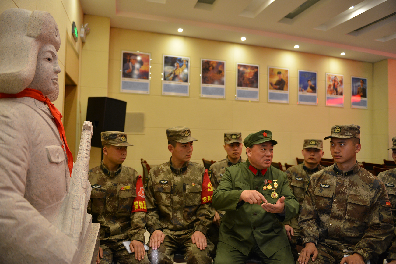 参战老兵陈光辉为新战友讲党史军史