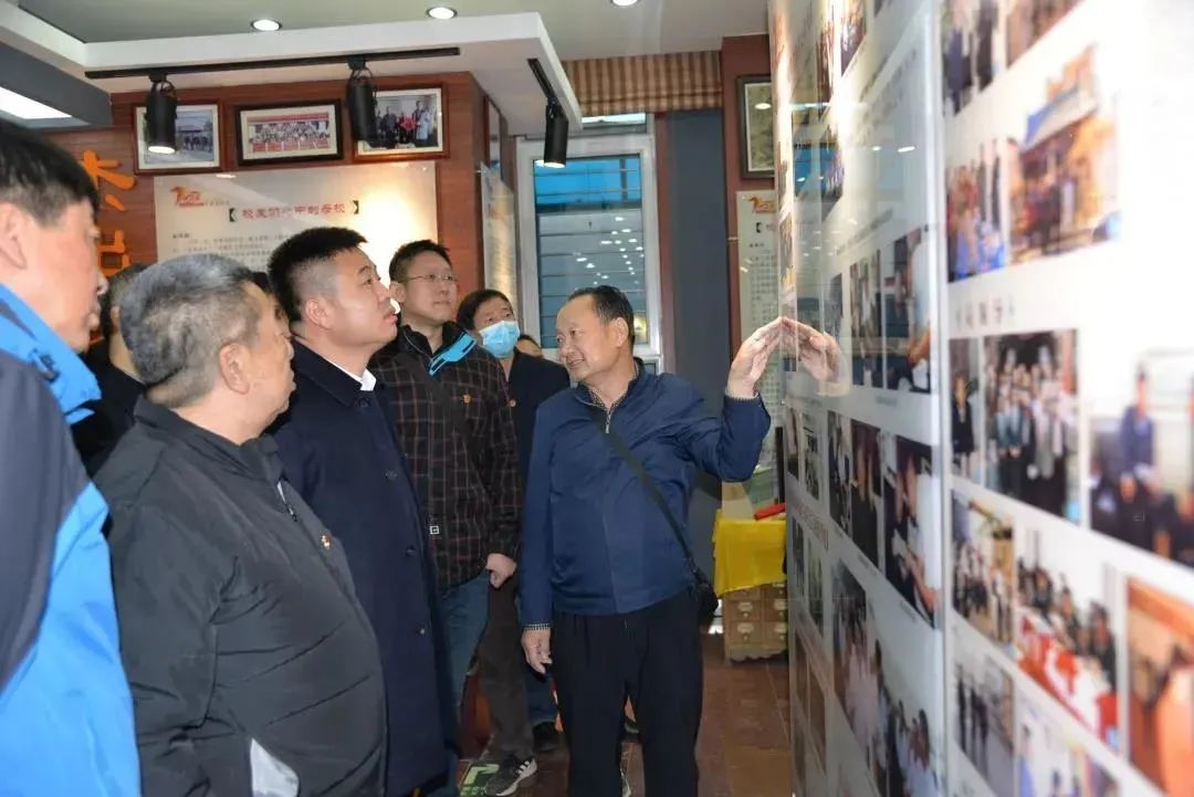 内蒙古蒙铁石油有限公司业务党支部组织党员前往呼和浩特土默特学校