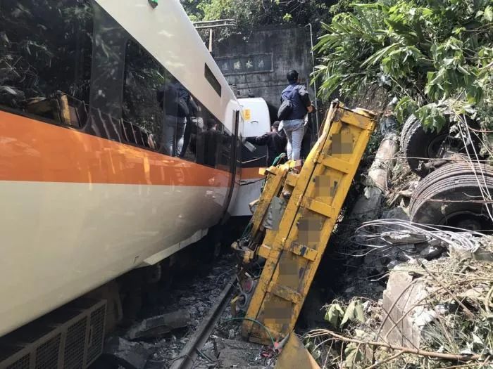 台铁列车出轨事故已致54人死亡,事故疑似原因曝光!