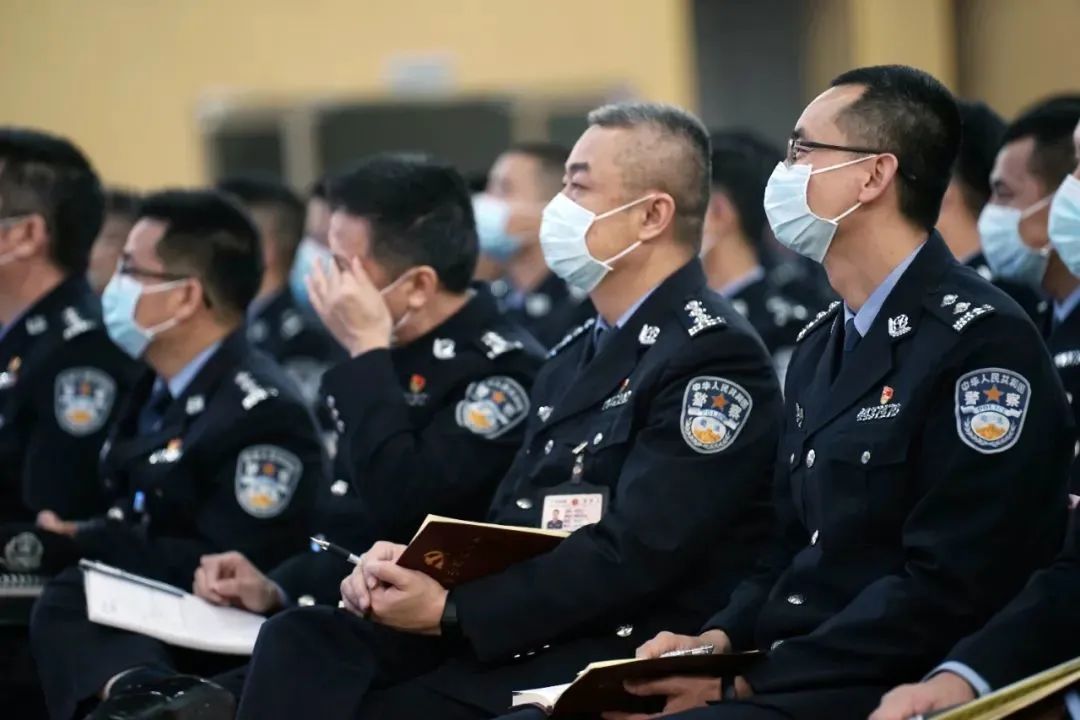 武江監獄黨員警察利用觸摸屏微窗口進行黨史學習清遠監獄組織幹警到