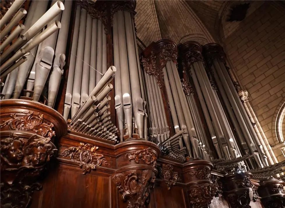 "在欧洲的博物馆里,我偷偷去弹了几下巴赫时期的古钢琴,顿时想起这些