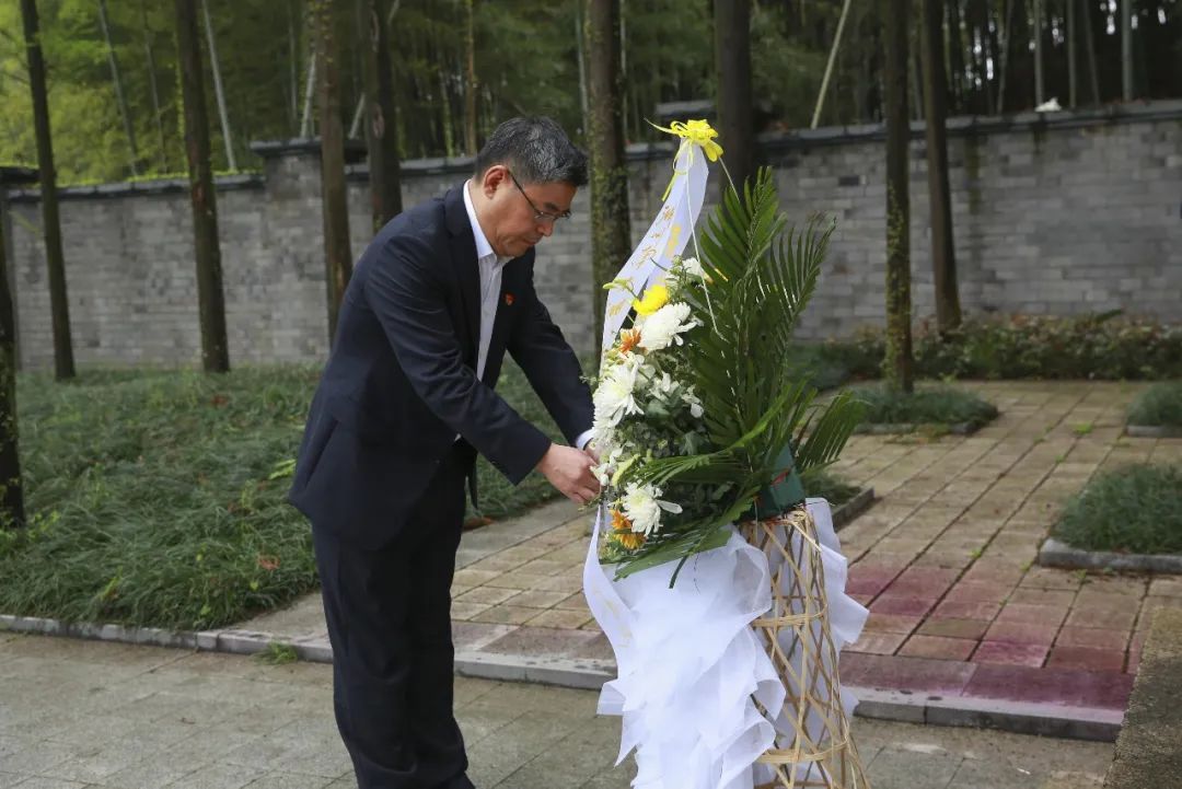 湖州初級中學附屬小學農村部主任郎玉麟在中共上海青浦縣委書記王文林