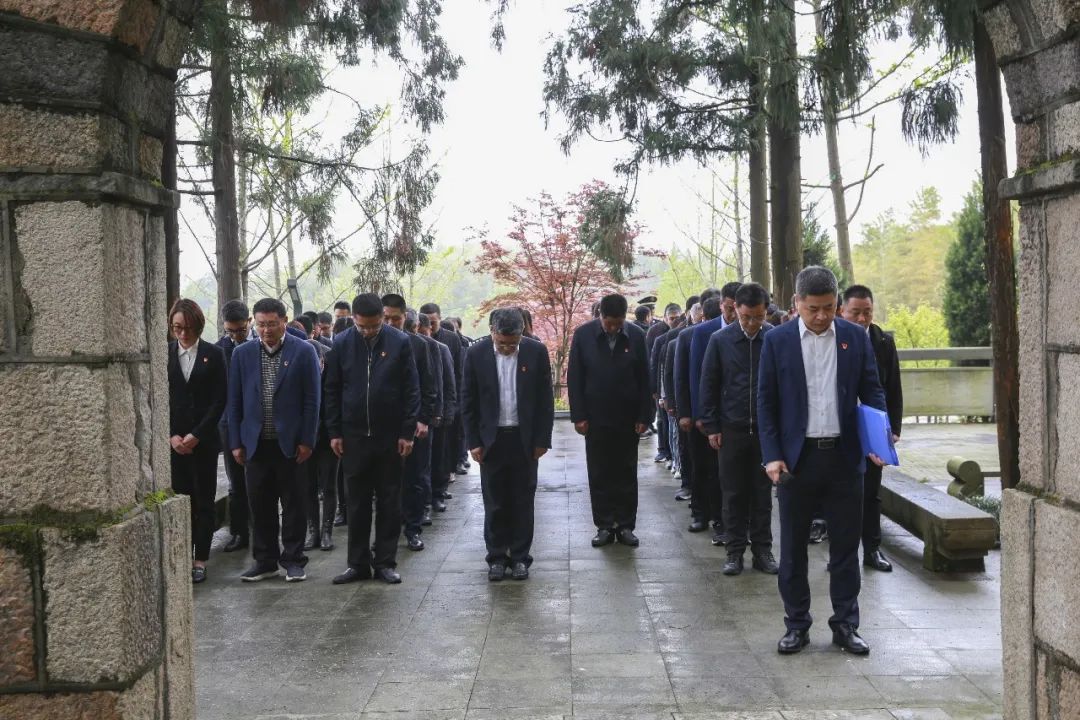 今天,委领导班子全体缅怀革命先烈