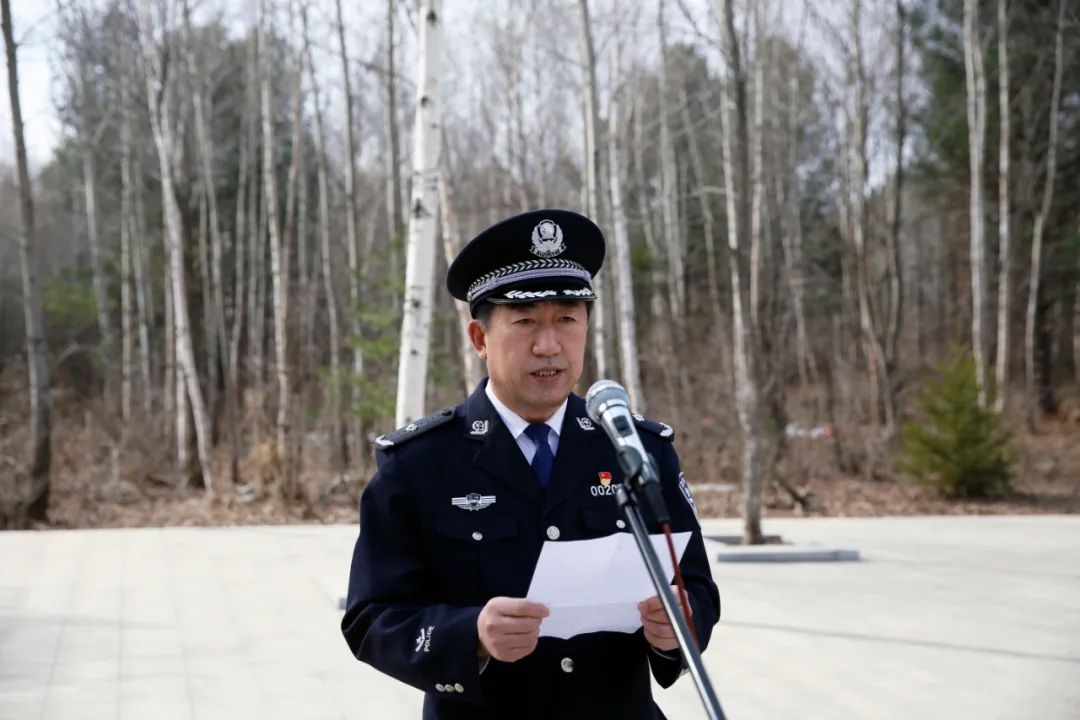 长白山公安局清明祭扫缅怀革命先烈重温入警誓词