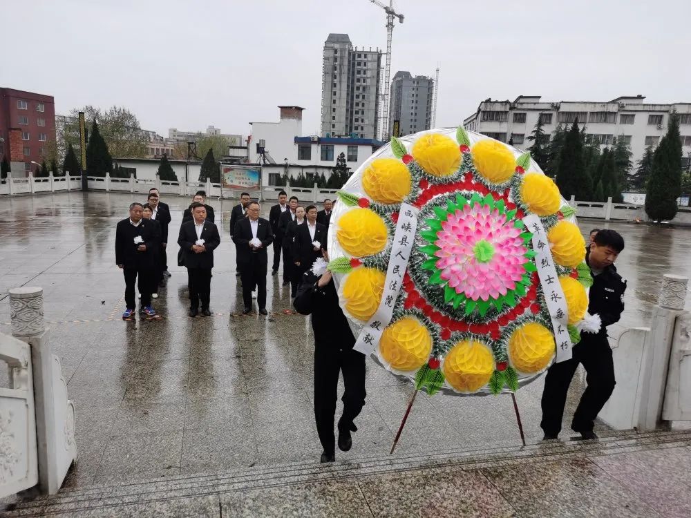 教育整頓進行時西峽法院開展清明祭掃烈士陵園活動