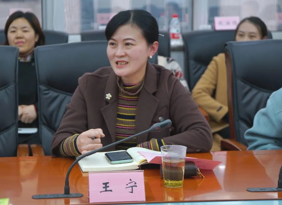 座谈会上,任安良认真听取了15位家属代表的发言后,对大家提出的意见