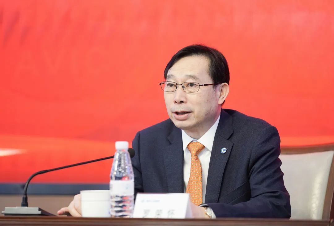 航空工业总经理,党组副书记罗荣怀在会上发表讲话,党组副书记李本正