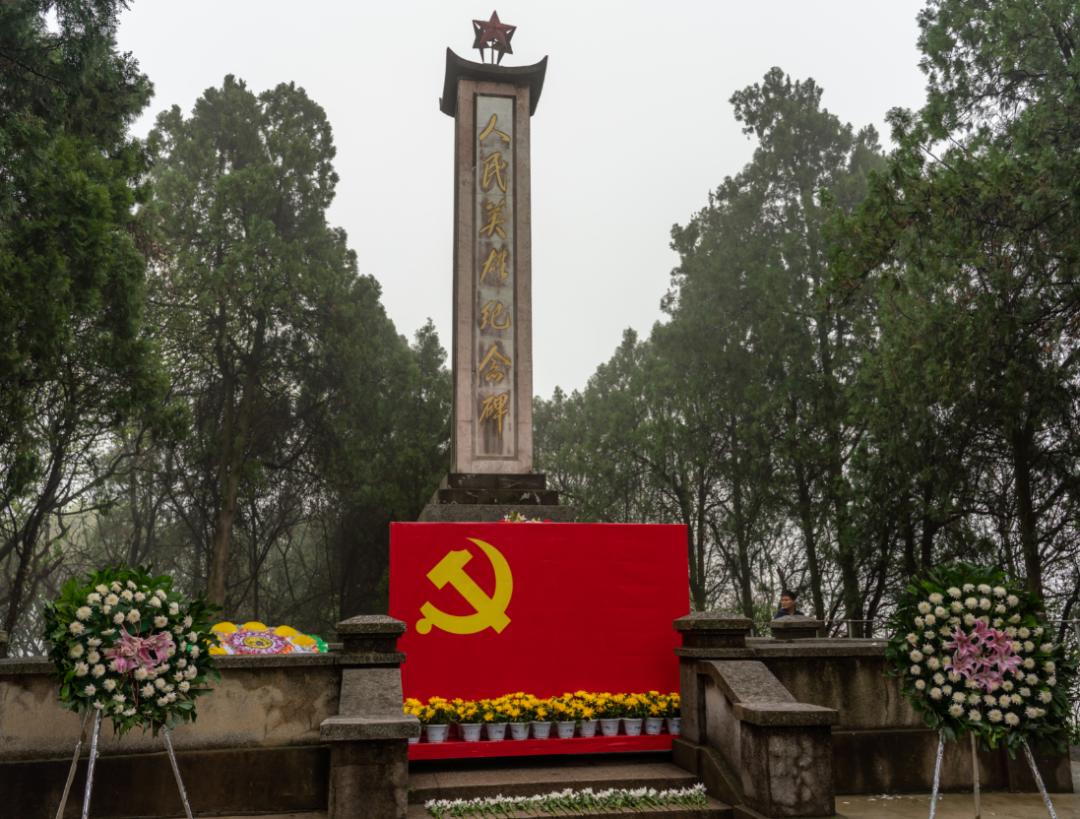 并参观了纪念馆,聆听了讲解员对革命战争,尤其是西梁山战役的讲解