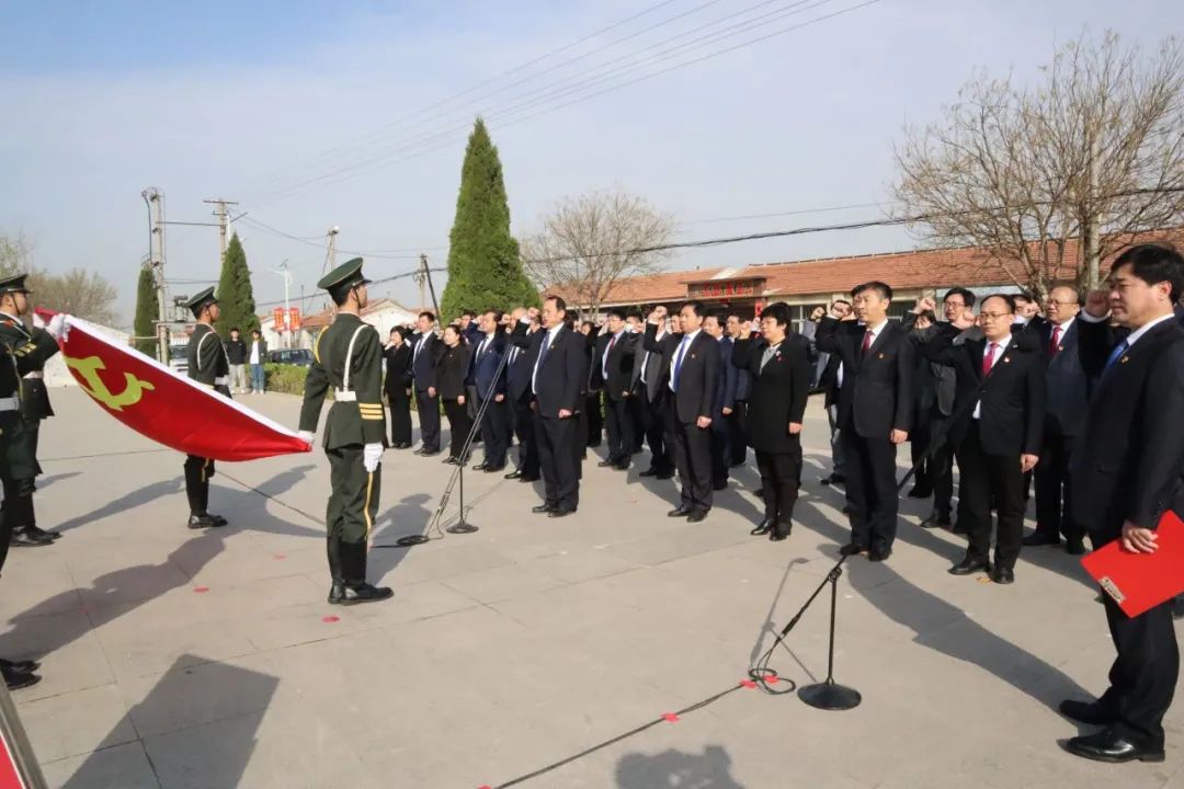 在大趙村慘案遺址,市委理論學習中心組成員開展了清明節公祭活動.