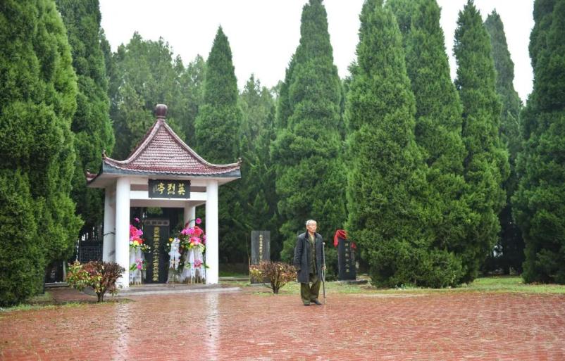 在泗縣大楊鄉東趙集烈士陵園,趙賢軍傾聽前來祭奠的泗縣黃圩鎮中心