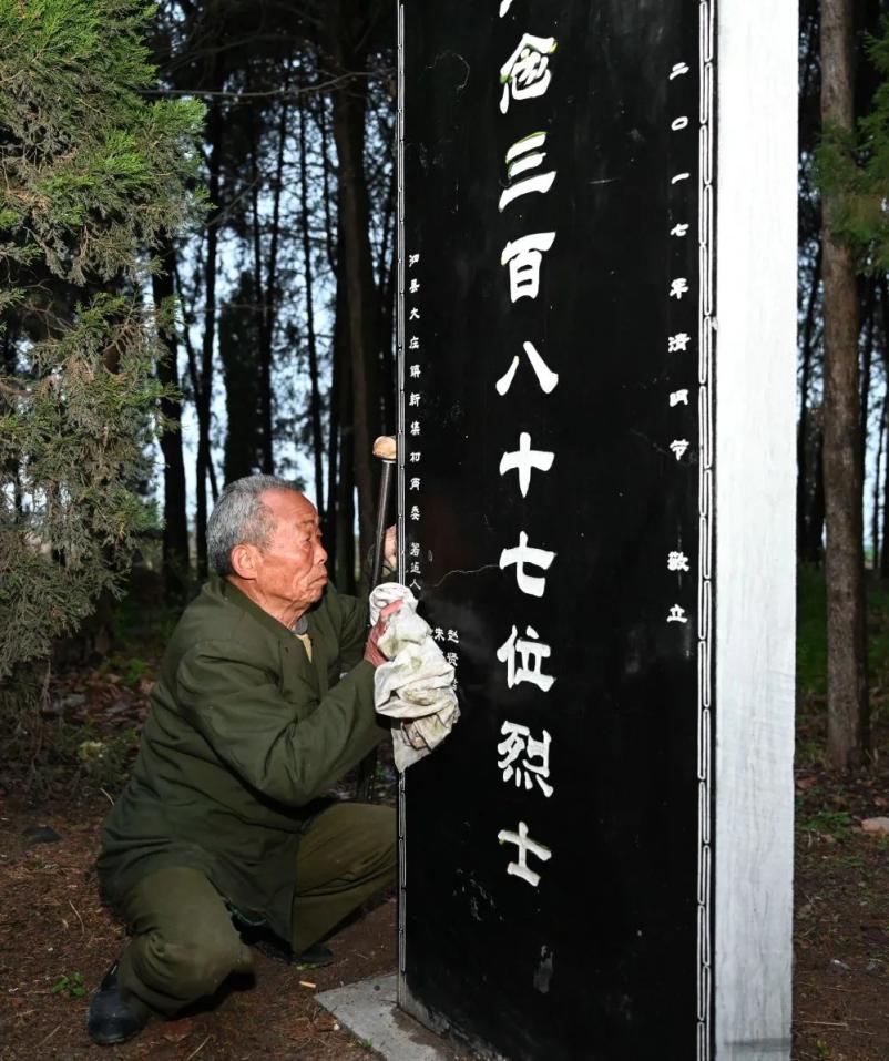 伤残老兵立碑守墓守护烈士50余载