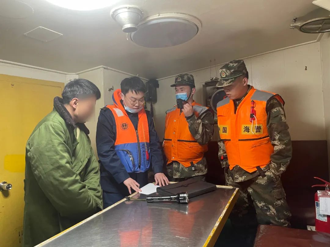 潍坊海警局查处一起无证驾驶机动船舶案涉案船长被送拘