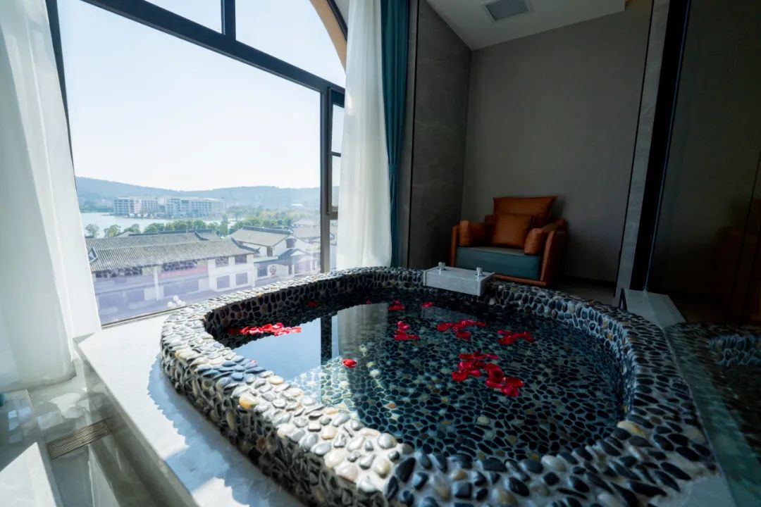 弥勒新开一家网红酒店3000平空中温泉能俯瞰整个红河水乡