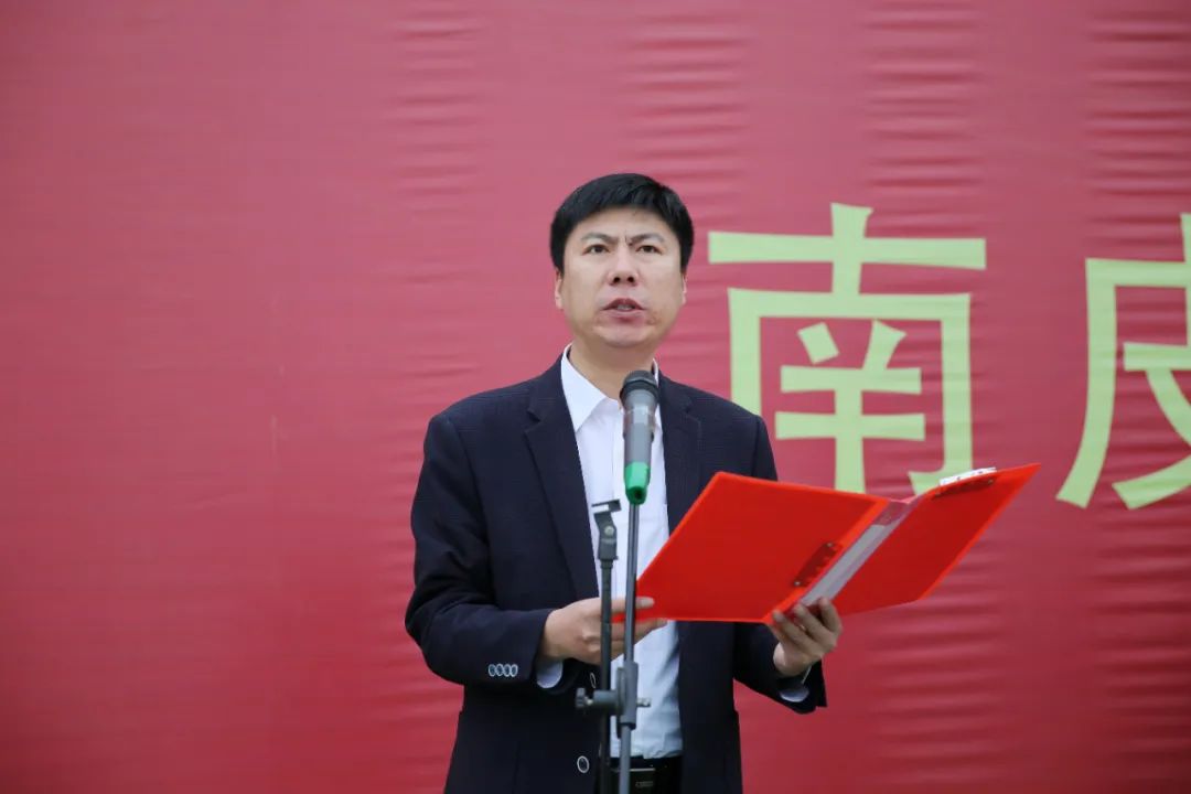 县委常委,常务副县长胡学锋主持集中开工仪式.