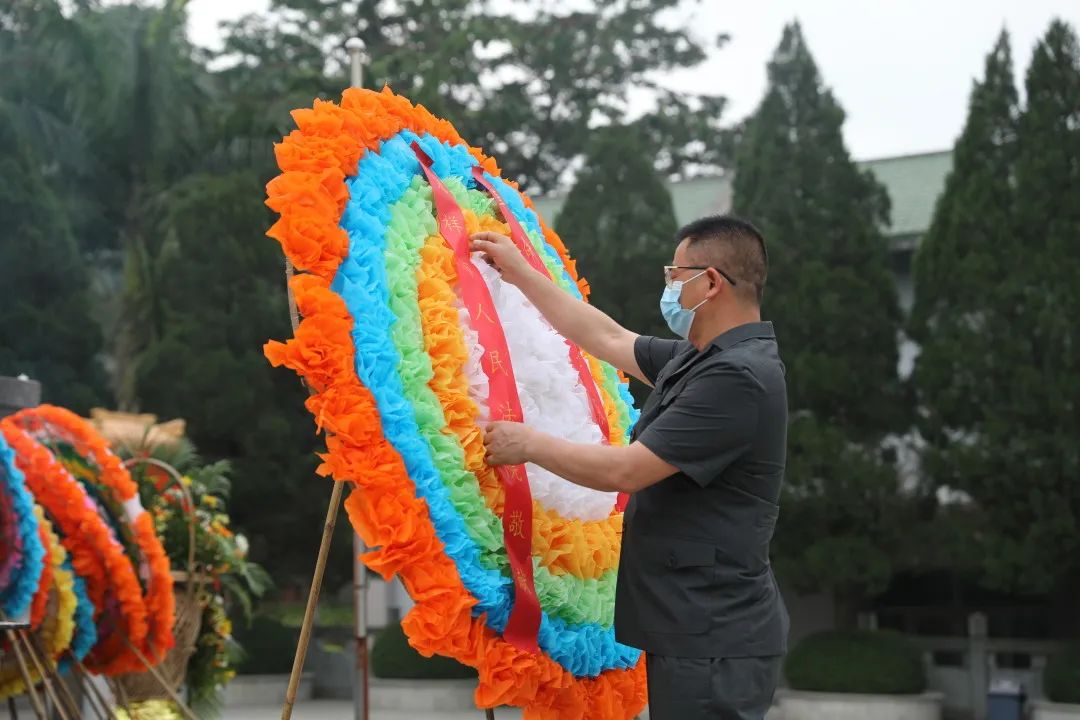 緬懷革命先烈 傳承英模精神,憑祥法院開展清明祭掃活動