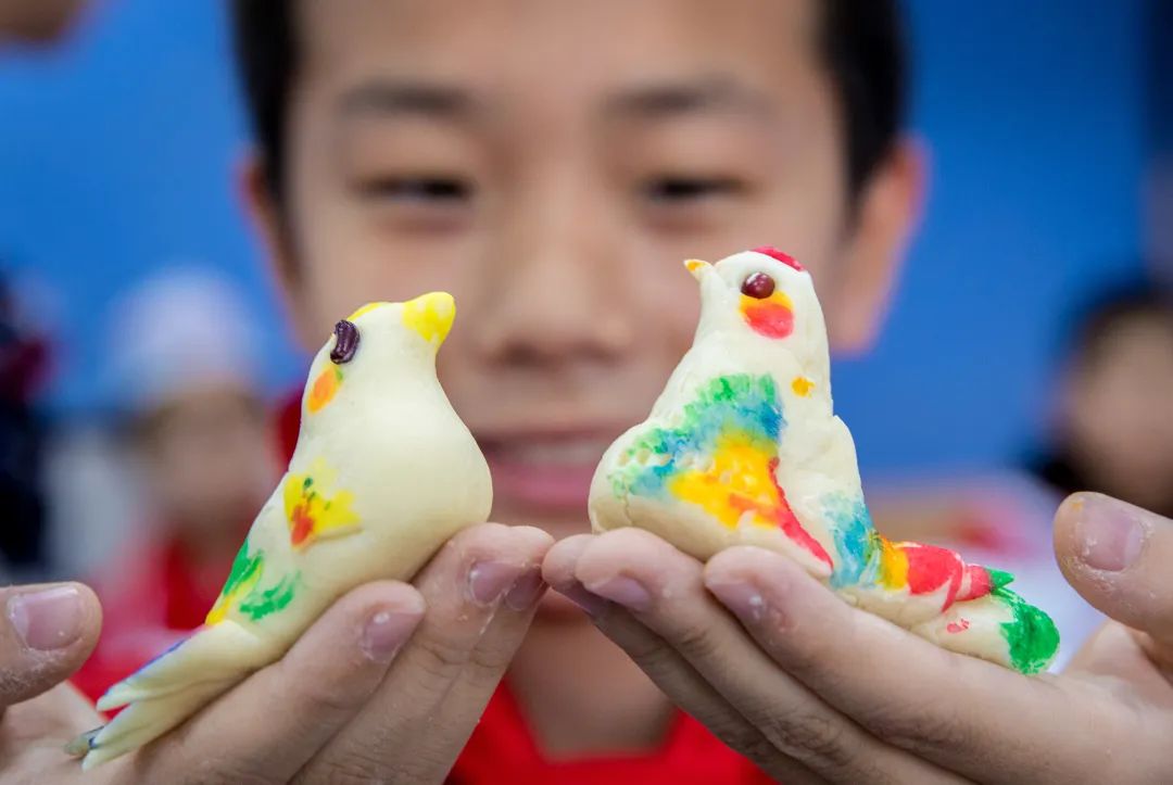 清明时节寒燕炫彩