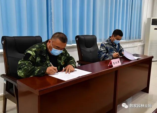 韩家园林业局党委副书记,局长于洪涛与呼玛县县长蒋明明签订《森林