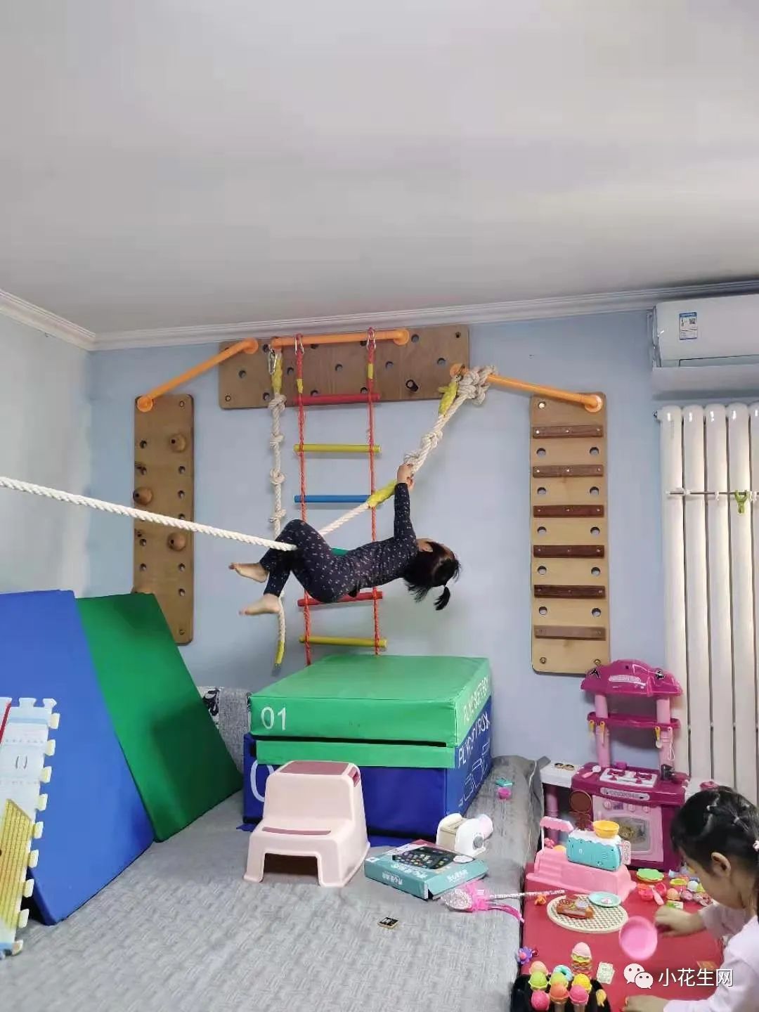 为了给娃装攀岩墙他把客厅家具都卖了