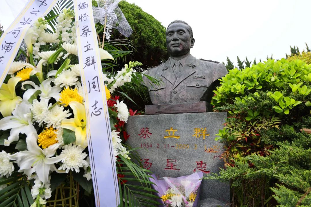 蔡立群,1954年出生,生前任上海市公安局浦东分局刑侦支队支队长,先后4