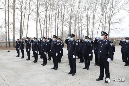 面向纪念碑向烈士敬礼;副局长李纯宇介绍了公安英烈许洪臣的生平事迹