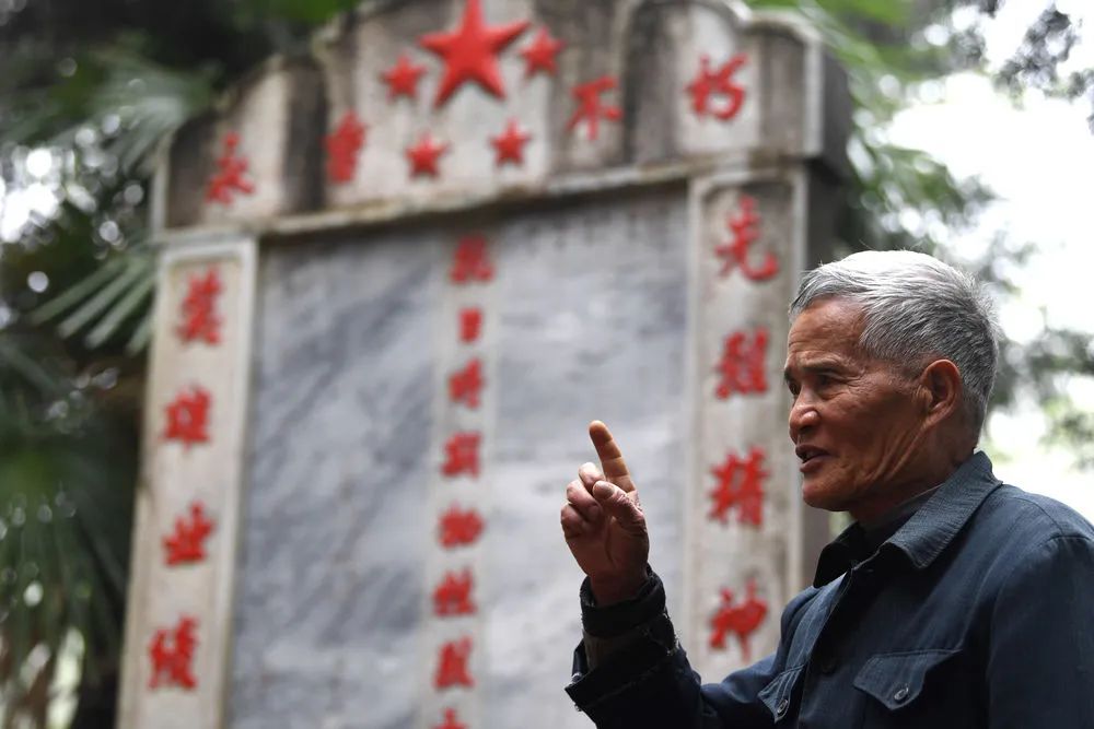 4月1日,叶观山向前来祭奠的义安区钟鸣镇金榔中心小学学生介绍烈士