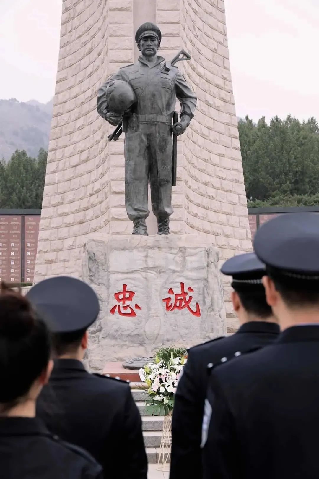 这里每年清明首都公安英烈祭念园位于燕山脚下的北京警察学院西北隅