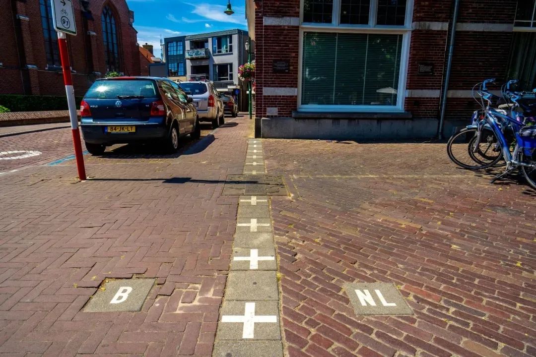 城镇中无处不在的边境线为了方便管理,荷兰与比利时的市政府在同一