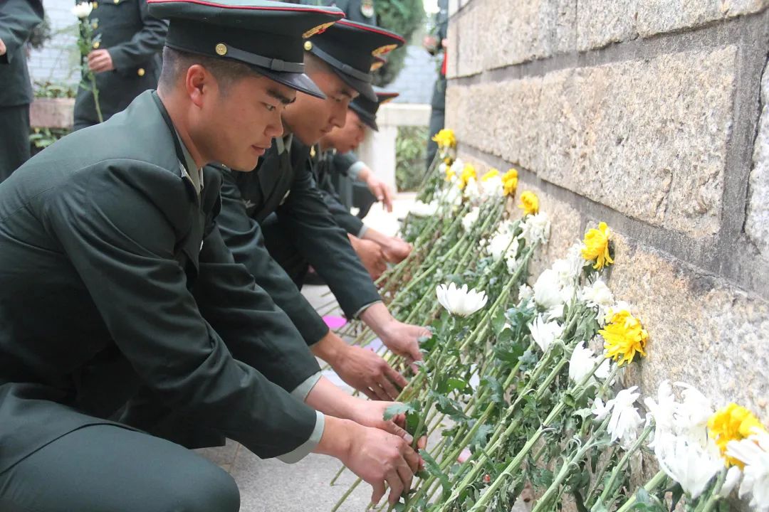 清明祭英烈共筑中华魂解放军和武警部队多种形式祭奠革命先烈