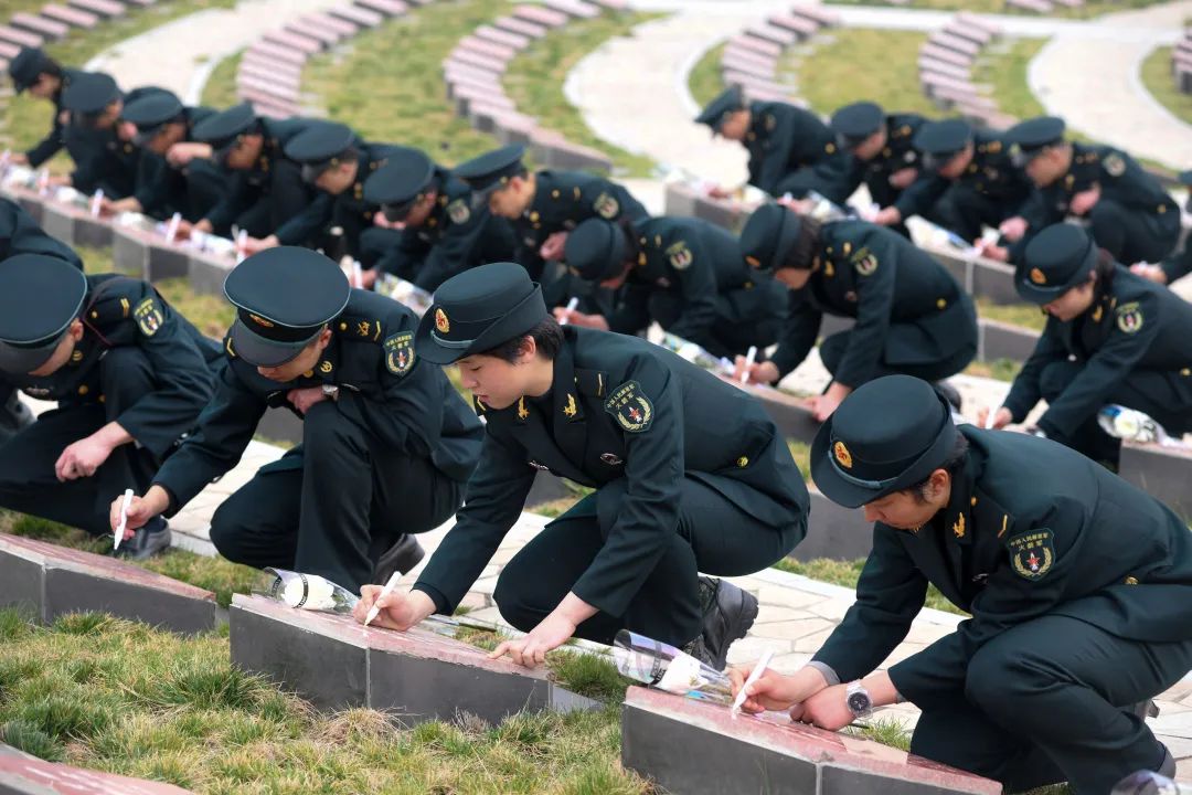 清明祭英烈共築中華魂解放軍和武警部隊多種形式祭奠革命先烈