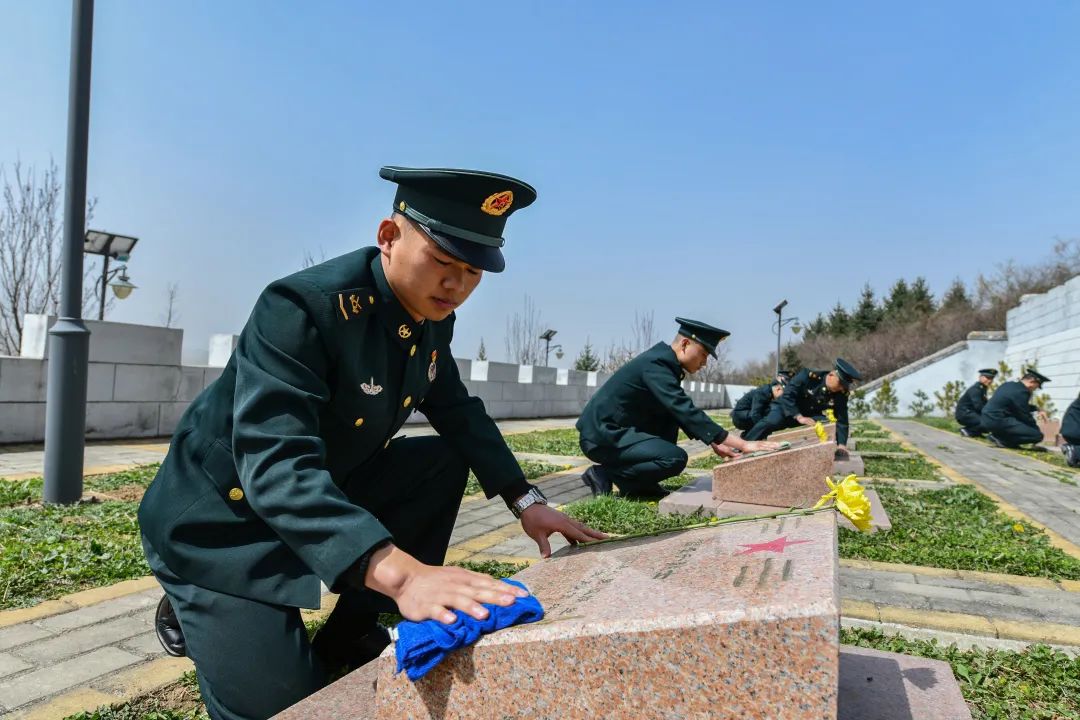 清明祭英烈共築中華魂解放軍和武警部隊多種形式祭奠革命先烈