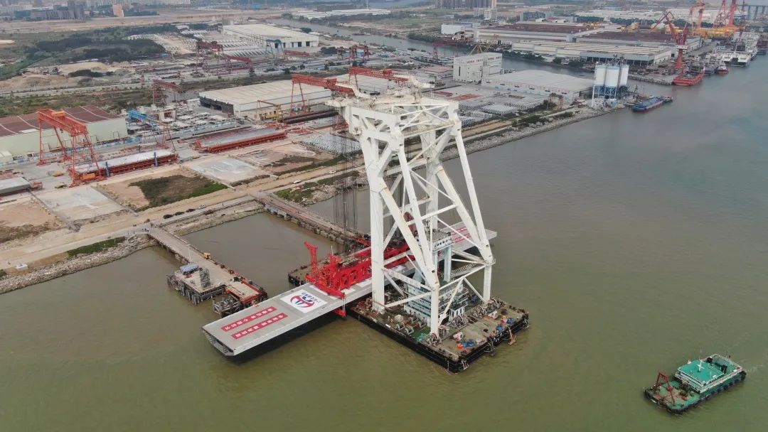 4月2日09:00时,专用架梁起重船"天一号"从中山梁场码头取运深中通道第