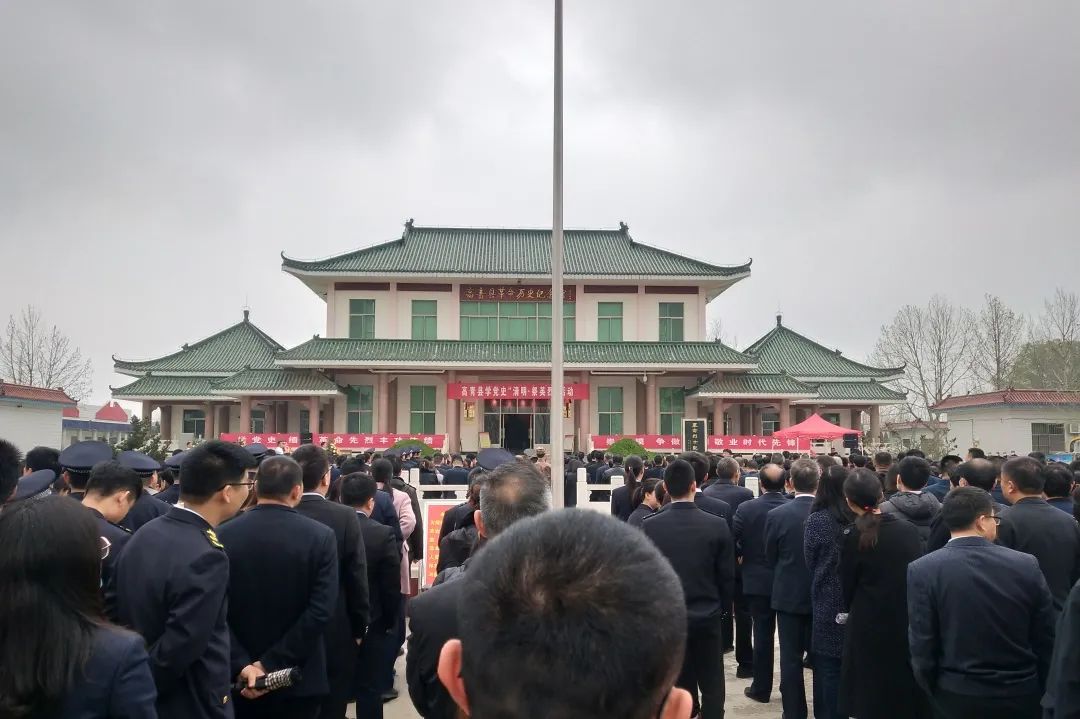 4月2日上午,在清明节到来之际,高青县法院组织干警前往县烈士陵园参加