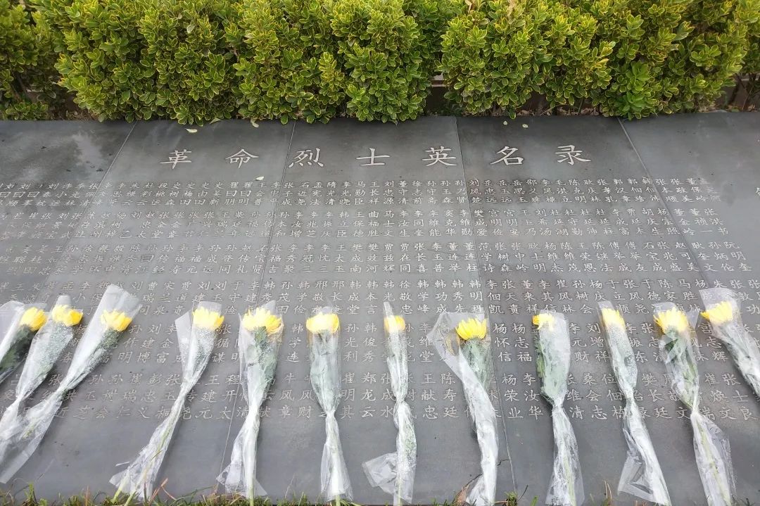 4月2日上午,在清明节到来之际,高青县法院组织干警前往县烈士陵园参加