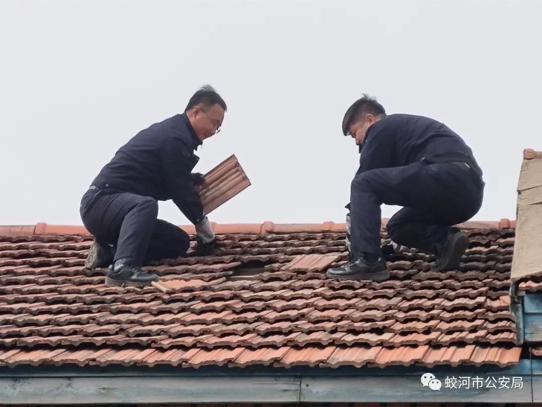 我為群眾辦實事房屋漏雨民警相助片片紅瓦彰顯真情