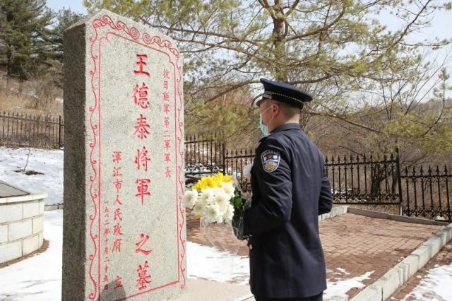 退休老民警为大家讲诉了曾在白山江源战斗过的抗日联军将领王德泰的