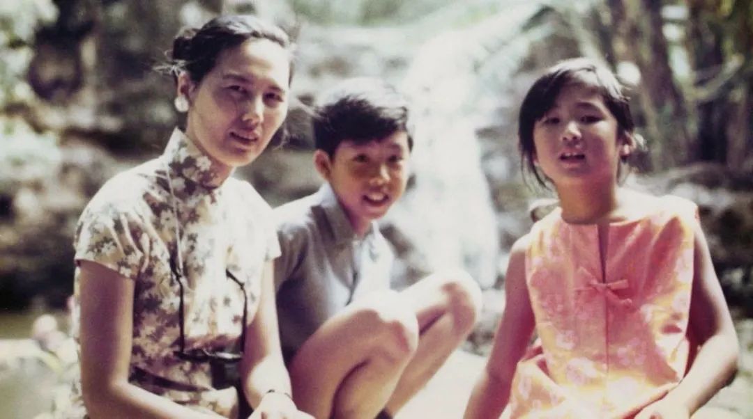 母亲是大学英语老师,父亲是俄亥俄州大学美术学院的院长,也是个陶瓷