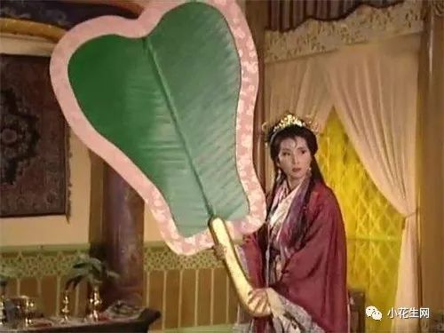 不仅她自己能用,牛魔王也会用,所以,才有牛魔王变猪八戒,骗回芭蕉扇.