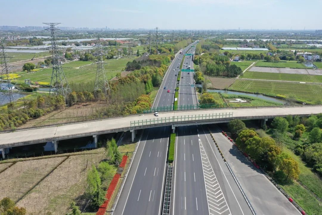 中午时分,记者在s26沪常高速公路省界卡点看到,入沪方向车流量持续