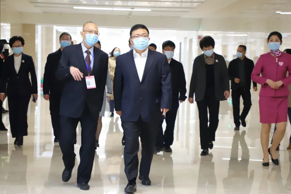 在汇报座谈会上,太原市副市长,市政府妇儿工委主任焦斌龙就太原市实施