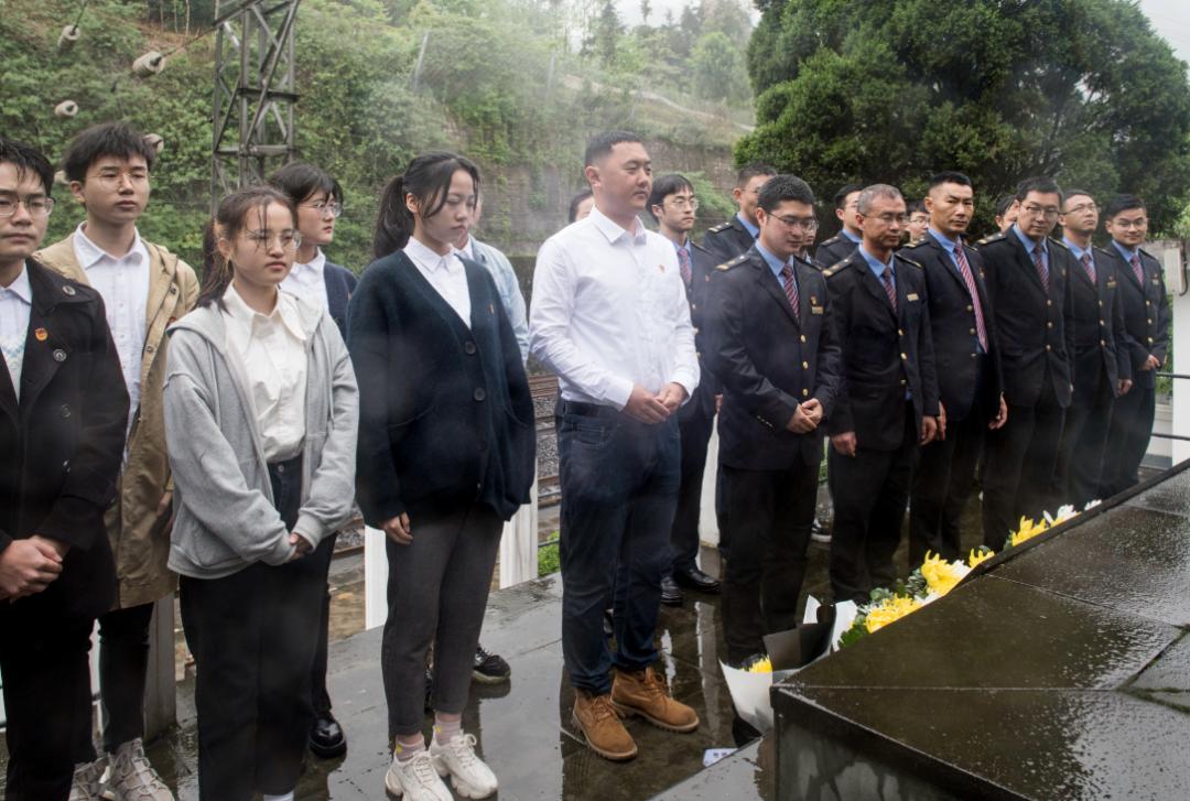 在修建成昆铁路时,30万筑路大军以"为有牺牲多壮志,敢教日月换新天"的
