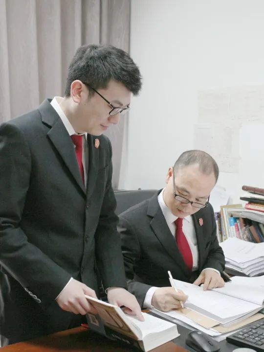 黄明师兄是我的严师益友,从我刚进入法院,他便悉心指导,引导我一步步