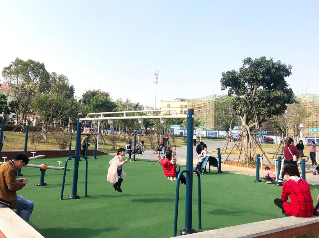该区域为口袋公园改造,结合附近小区及城中村场地,规划室外常规健身
