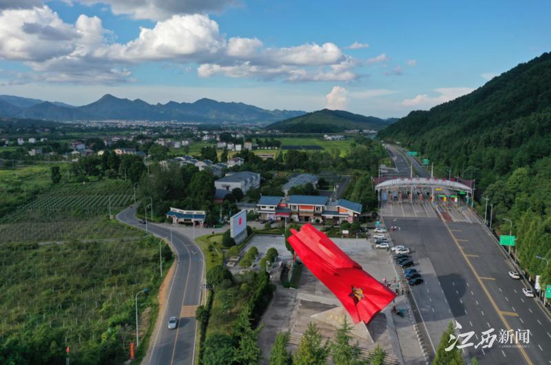 四路记者带您"沿着高速看江西"