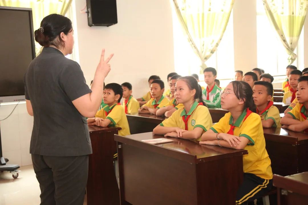 (以下简称:河口法院)罗惠香法官到河口县北山小学开展送法进校园活动