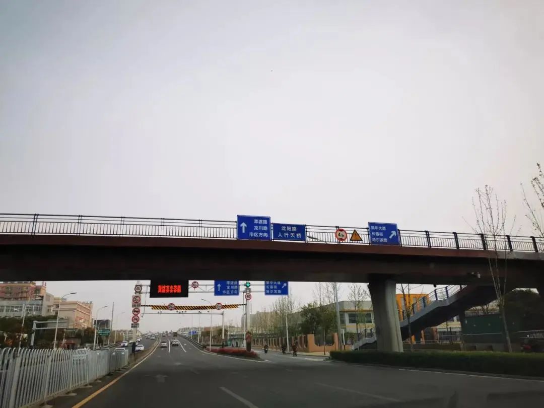 居民李女士则建议,"上海路与繁华大道交叉口这个人行天桥上安装的路标