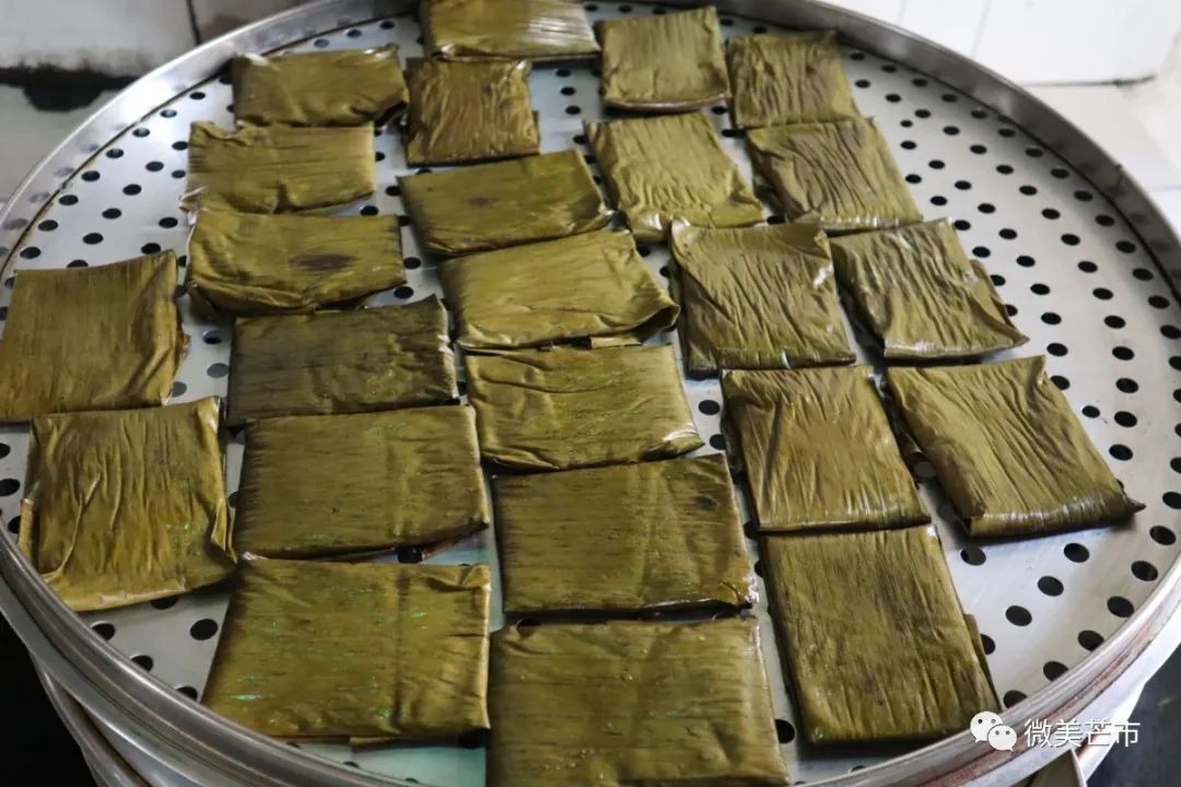 在云南德宏傣族景颇族自治州,泼水粑粑是泼水必不可少的一种风味小吃