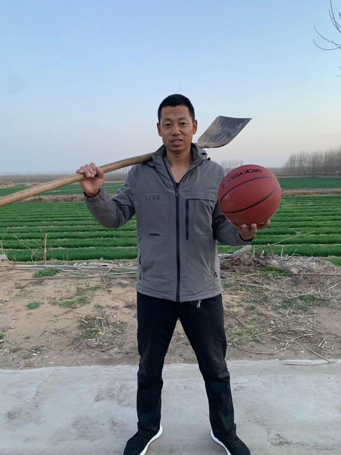 此外,"滦南祁哥"在投掷过程中还经常将动态的移动靶作为目标展开,通常