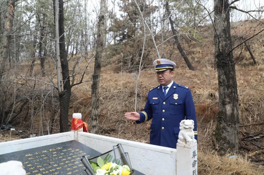 缅怀革命先烈传承红色基因海东支队开展清明节祭奠英烈主题党日活动