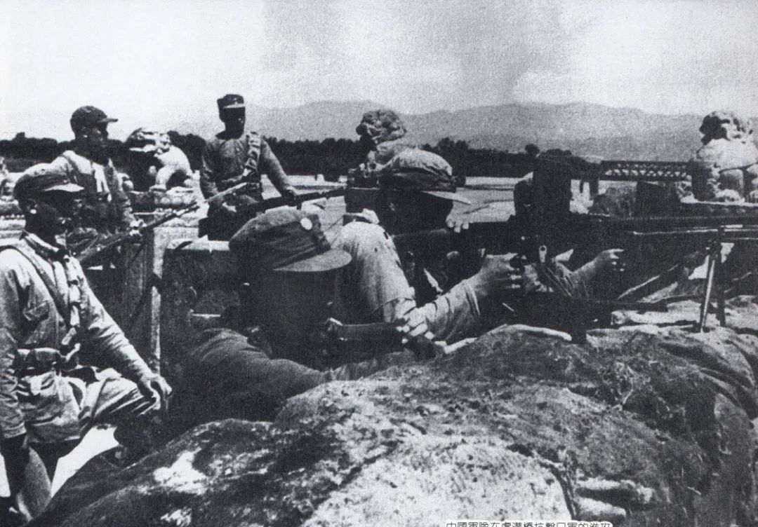 这是中国军队在卢沟桥抗击日军的进攻(资料照片)新华社发