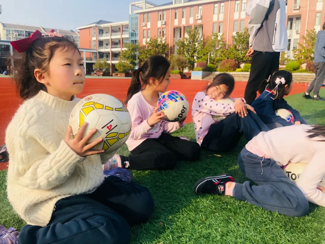 一群绽放在绿茵场上的崇明 铿锵小玫瑰